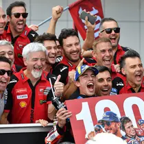 Marc Marquez saat rasakan kemenangan ke-100 usai finis pertama pada Main Race MotoGP Hungaria. (Ferenc ISZA / AFP)