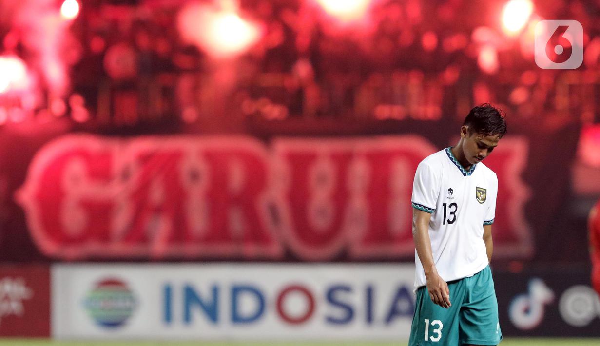 Pemain Timnas Indonesia U-19, Dimas Juliono Pamungkas usai laga terakhir penyisihan grup A Piala AFF U-19 2022 melawan Myanmar U-19 di Stadion Patriot Candrabhaga, Bekasi, Jawa Barat, Minggu (10/7/2022). Timnas Indonesia U-19 gagal melaju ke semifinal meski berhasil menundukkan Myanmar U-19 dengan skor 5-1. (Liputan6.com/Helmi Fithriansyah)