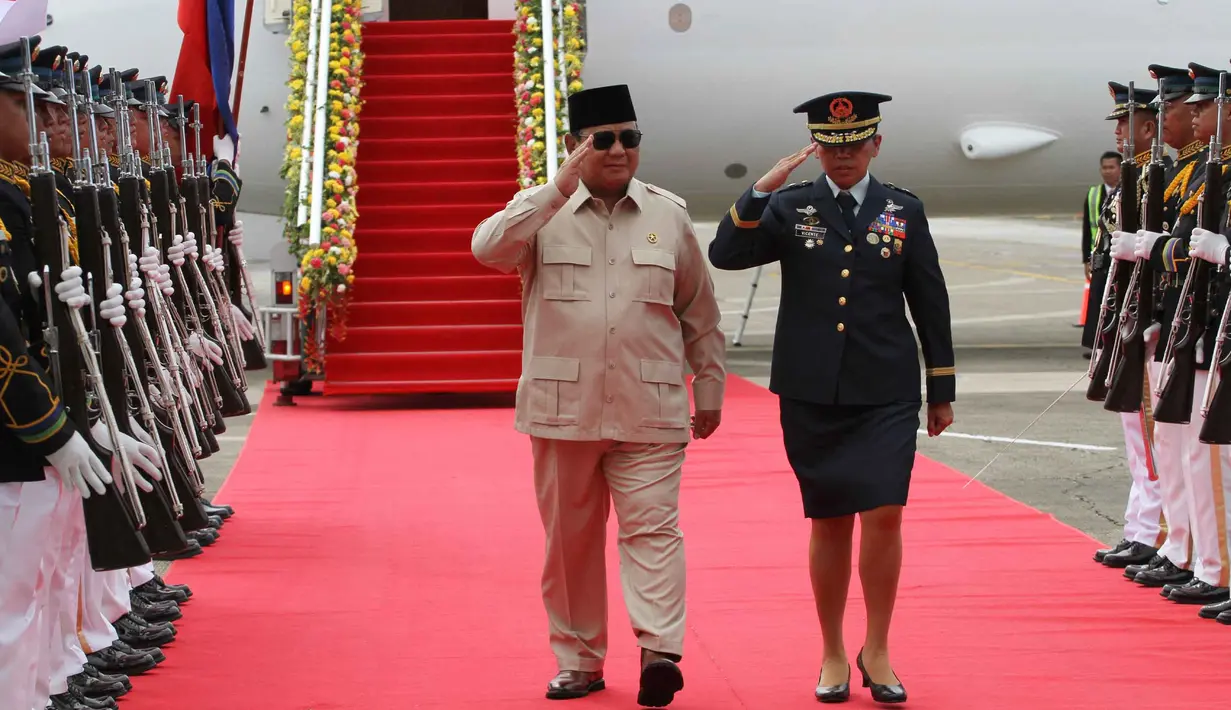 Presiden Prabowo Subianto tiba di Cebu, Filipina, pada Kamis 7 Mei 2026. Tampak dalam foto, Presiden Republik Indonesia Prabowo Subianto (kiri) memberi hormat kepada pasukan kehormatan saat tiba di Bandara Internasional Mactan-Cebu menjelang kedatangannya pada Konferensi Tingkat Tinggi (KTT) ke-48 Perhimpunan Bangsa-Bangsa Asia Tenggara (ASEAN) di Cebu, Filipina, Kamis 7 Mei 2026. (Jacqueline Hernandez/POOL/AFP)