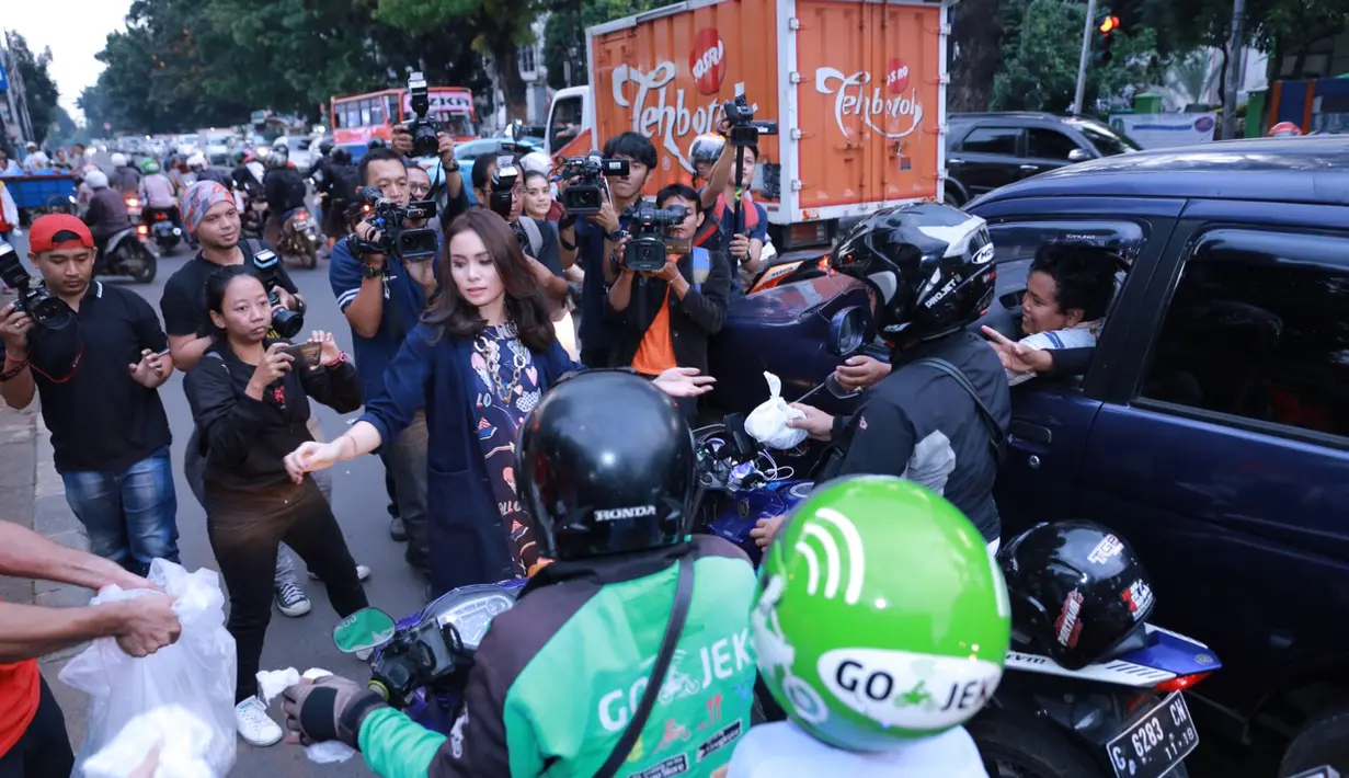 Berbagi takjil ini digagas oleh fans mereka sendiri. Selain untuk lebih dekat My Geisha (fans Geisha) juga untuk mengenalkan single barunya. (Galih W. Satria/Bintang.com)