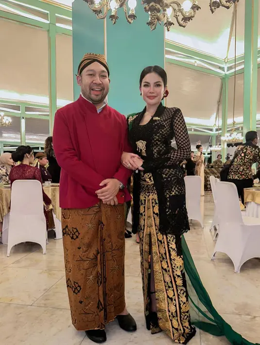 Tidak sedikit yang memuji bahwa penampilan Nikita Mirzani terlihat anggun. Namun banyak pula yang melihatnya tampil keibuan dengan kebaya batik indah tersebut. Ditambah dengan makeup flawlessnya, sosoknya terlihat stunning. (Liputan6.com/IG/@nikitamirzanimawardi_172)