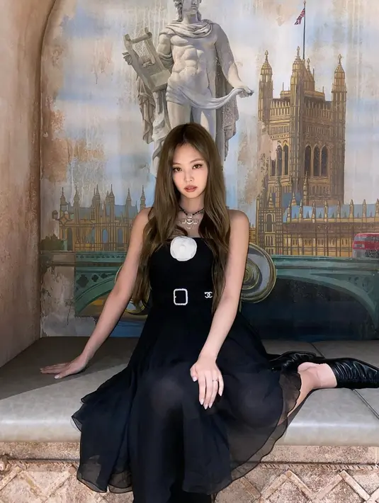 Padukan kesan girly dan juga bold, Jennie sukses tampilkan pesona dengan gaun hitam panjang serta rambut panjang coklatnya yang dibiarkan terurai.(Liputan6.com/IG/@jennierubyjane)