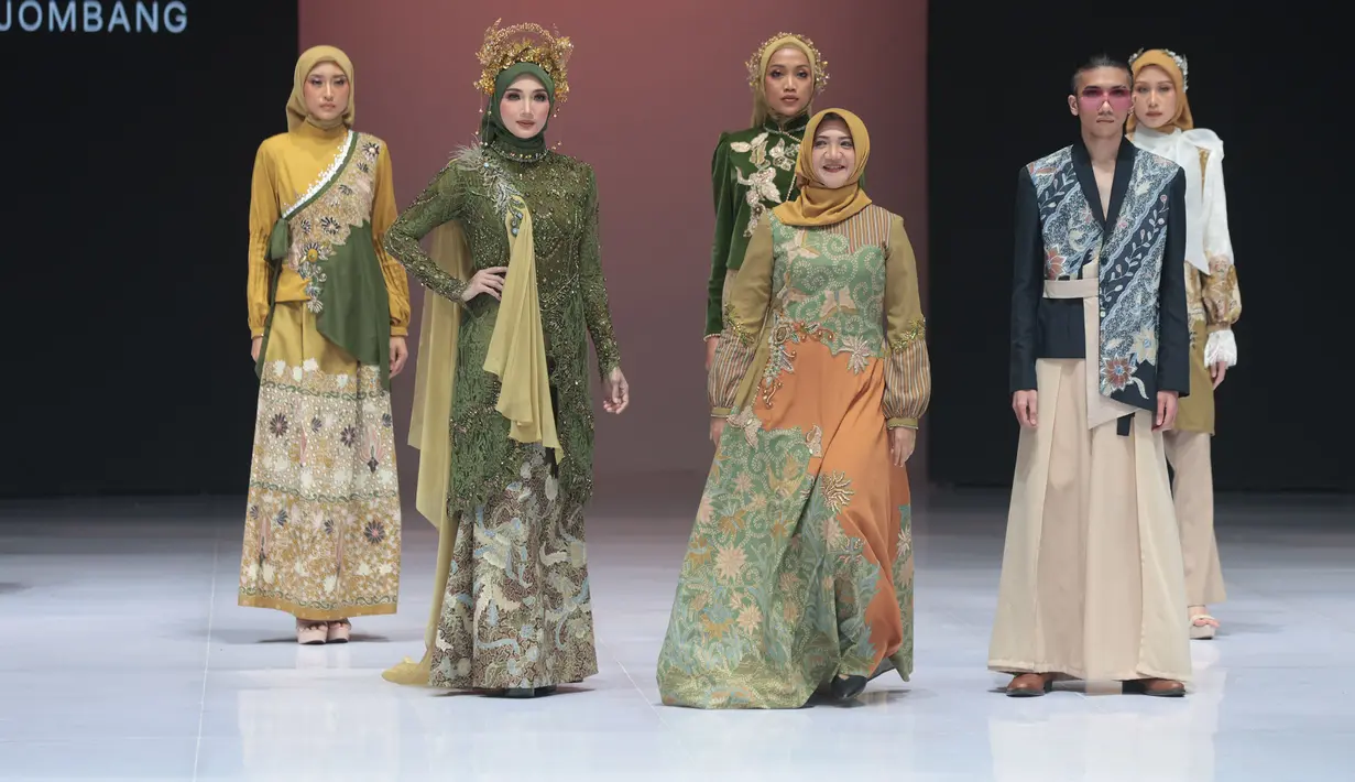 Model memperagakan busana berbahan Batik Tulis Jombang dalam koleksi AKASA DHARANI karya Lia Afif pada Indonesia Fashion Week (IFW) 2026 di Jakarta, Jumat, 31 Juli 2026. (KLY/Budy Santoso)