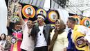 Penampilan penyanyi Rizky Febian bersama pemain Orang Kampung Dukuh saat Meet and Greet Sinemart All Star di kawasan Bintaro, Tanggerang Selatan, Senin (20/2). (Liputan6.com/Herman Zakharia)