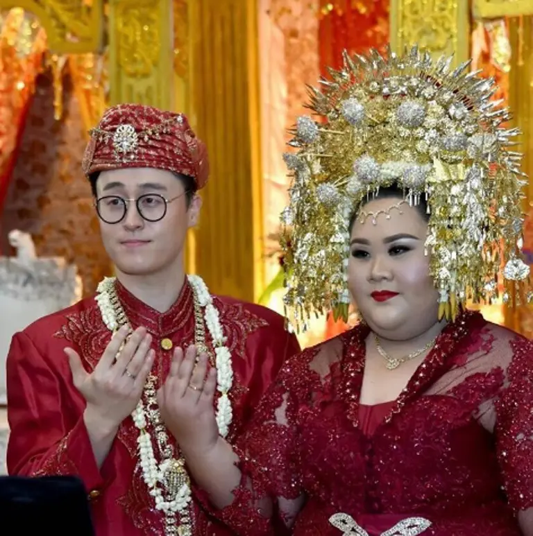 Pernikahan Nanda dan Jun dengan yang menyatukan dua adat; Minang dan Korea. (Foto: instagram/veranandaputri)