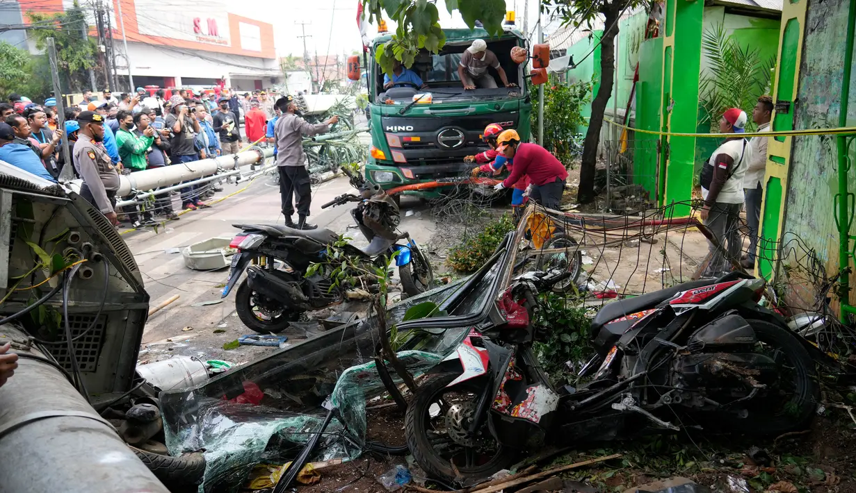 Polisi membersihkan puing-puing pascakecelakaan lalu lintas di Bekasi, Indonesia, Rabu (31/8/2022). Kasat lantas Polres Metro Bekasi Kota AKBP Agung Pitoyo menjelaskan, kecelakaan terjadi pada pukul 10.00 WIB. (AP Photo/Achmad Ibrahim)