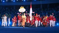 Defile kontingen Indonesia pada upacara pembukaan ASEAN Para Games 2023 di Stadion Morodk Techo. Phnom Penh, Kamboja berlangsung semarak dan meriah, Sabtu (3/6/2023) malam WIB. (Bola.com/Dok NPC Indonesia)