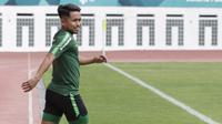 Pemain Timnas Indonesia, Andik Vermansah, tersenyum saat latihan di Stadion Wibawa Mukti, Jawa Barat, Sabtu (3/11). Latihan ini persiapan jelang Piala AFF 2018. (Bola.com/M Iqbal Ichsan)