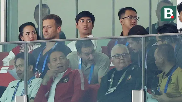 Foto: Ditemani Indra Sjafri, Momen Pelatih Baru Timnas Indonesia U-23 Gerald Vanenburg Pantau Laga Persija Vs Persebaya di BRI Liga 1