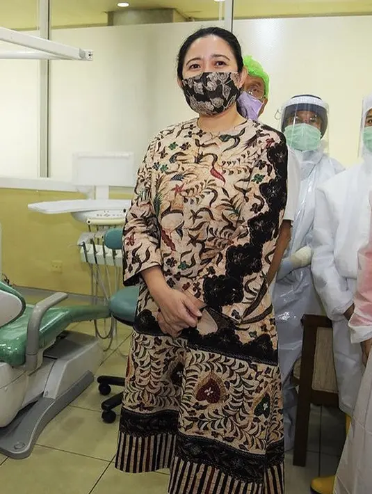 Dress motif batik cokelat muda juga dikenakan Puan, serasi dengan masker kainnya. @puanmaharaniri