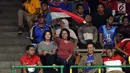 Suporter tim voli putra Indonesia mengibarkan bendera Merah Putih saat menyaksikan laga melawan Arab Saudi di Kejuaraan Voli Asia 2017 ke-16 di GOR Tri Dharma, Gresik, Senin (24/7). Indonesia unggul 3-1. (Liputan6.com/Helmi Fithriansyah)