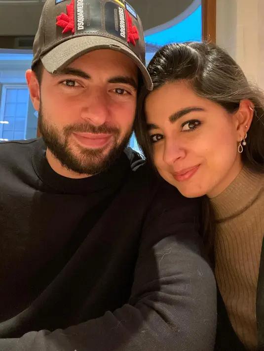 Jordi Amata adalah sosok family man. Ia selalu berusaha dekat dengan sang istri, Melissa Cardona. Ia kerap unggah momen kebersamaannya dengan sang istri di Instagram. Momen keduanya selfie sambil senyum tipis ini menjadi bukti bahwa keduanya memang kompak. (Liputan6.com/IG/@jordiamat5)