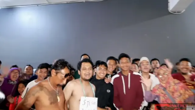 Nekat, Ini 6 Potret Panji Petualang Pakai Kolor Bawa Ular Keliling Mall