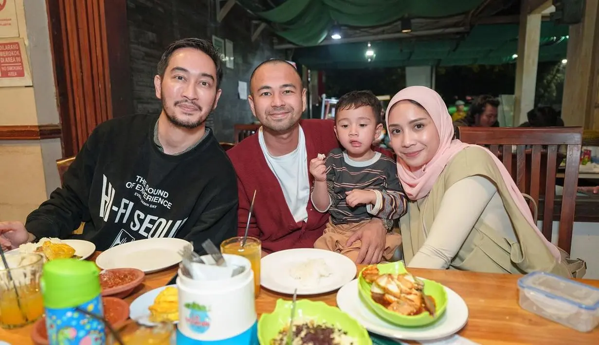 Nagita Slavina tampil menawan walaupun bergaya simpel mengenakan outfit bernuansa earth tone. Ia mengenakan outfit berwarna cokelat dan hijab pink yang serasi. [Foto: Instagram/raffinagita1717]