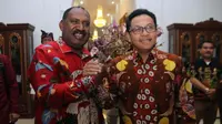 Bupati Puncak Papua, Willem Wandik berjabat erat dengan Wali Kota Malang Sutiaji dalam sebuah pertemuan di Padang, Sumatera Barat (Humas Pemkot Malang)