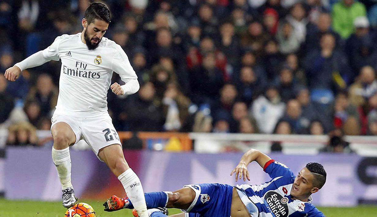 Gelandang Real Madrid, Isco berusaha melewati hadangan pemain Deportivo, Faycal Fajr, pada laga La Liga Spanyol. Bersama Zidane, Isco diberi kepercayaan bermain dari babak pertama. (EPA/Mariscal)