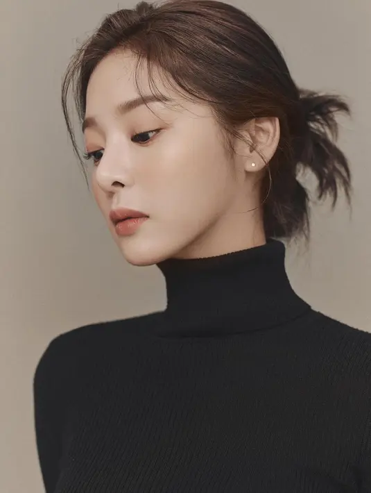 Outfit kantoran tidak selalu formal. Untuk kesan yang lebih santai, kamu bisa mengenakan turtleneck. Seperti halnya Seol In Ah yang mengenakan turtleneck berwarna hitam dengan rambut yang ditata messy bun.  Kamu bisa memadukan turtleneck ini dengan trouser dan heels 5cm.