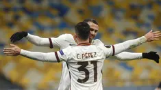 Pemain AS Roma Borja Mayoral merayakan dengan Carles Perez usai mencetak gol ke gawang Shakhtar Donetsk pada pertandingan leg kedua babak 16 besar Liga Europa di Stadion Olimpiyskiy, Kyiv, Ukraina, Kamis (18/3/2021). AS Roma menang dengan skor 2-1. (AP Photo/Efrem Lukatsky)