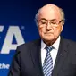 Ekspresi Presiden FIFA, Sepp Blatter saat menggelar konferensi pers terkait pengunduran dirinya, di markas FIFA, Zurich, Swiss, Selasa (2/6). Blatter mengundurkan diri sebagai presiden FIFA setelah 17 tahun menjabat. (REUTERS/Ruben Sprich)