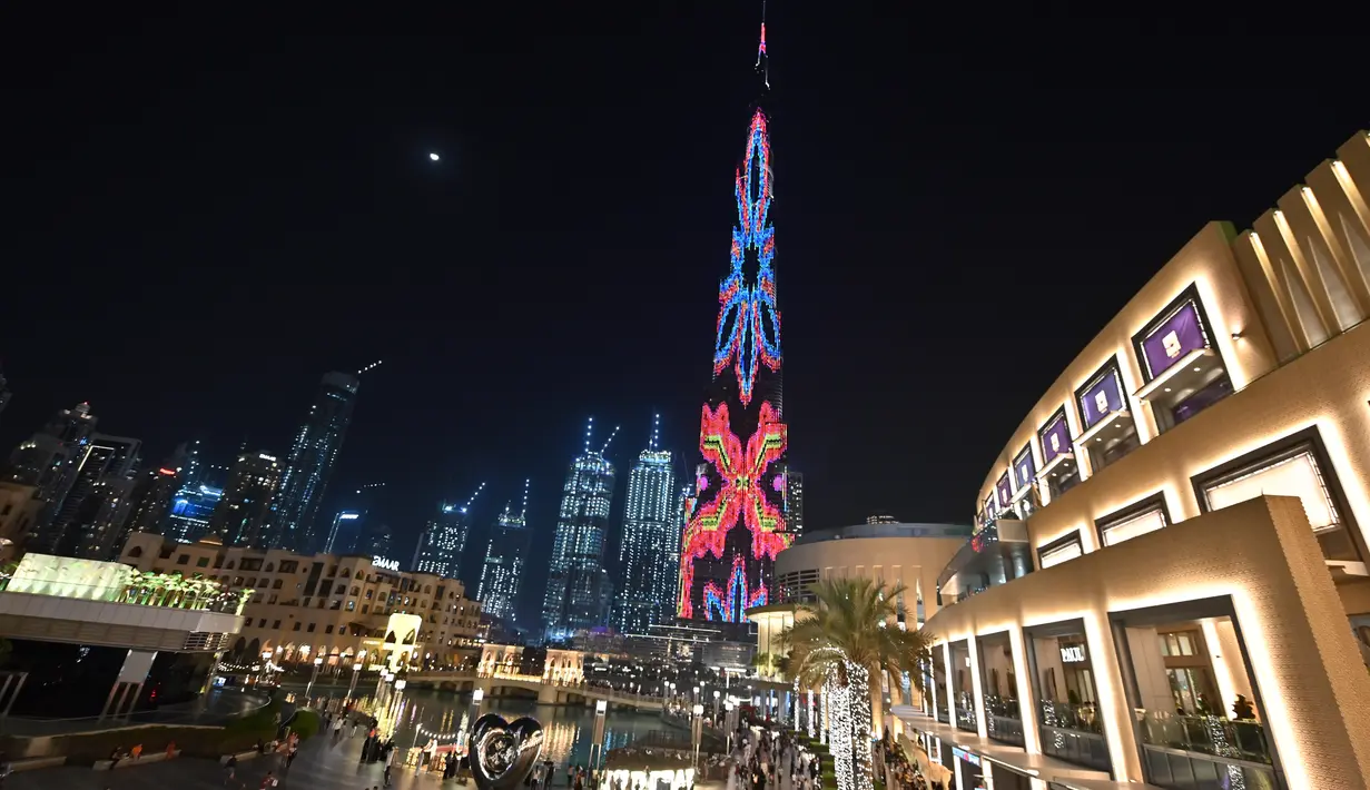 Gambar pada 4 Januari 2020 memperlihatkan Burj Khalifa, bangunan tertinggi di dunia, diterangi selama pertunjukan cahaya di Dubai. Burj Khalifa yang resmi dibuka pada 4 Januari 2010 itu merayakan hari jadinya yang ke-10 dengan pertunjukan lampu LED khusus. (Giuseppe CACACE / AFP)