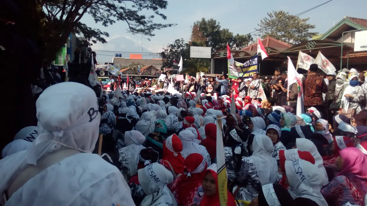 Ribuan guru honorer dinas Pendidikan Garut berdemo depan gedung DPRD Garut