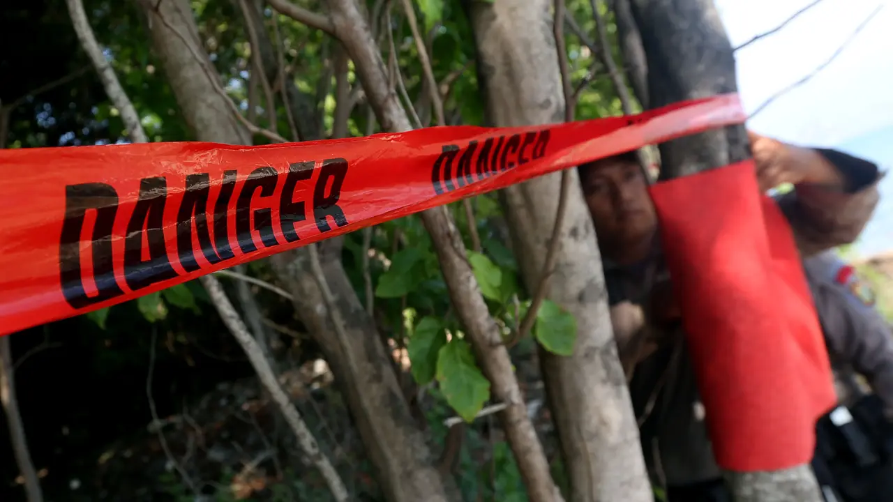 Brimob Detasemen Gegana Melakukan Giat Disposal Bom Militer
