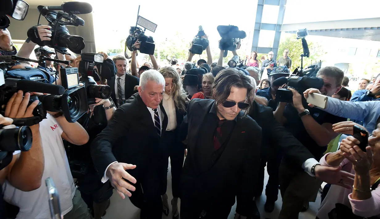 Awak media mengambil gambar kedatangan Johnny Depp dan Amber Heard di Pengadilan Southport Magistrates, Gold Coast Australia, (18/4/2016). Depp dan Amber Heard menghadapi sidang pengadilan atas impor ilegal anjing pasangan ke Australia (REUTERS/Dave Hunt)