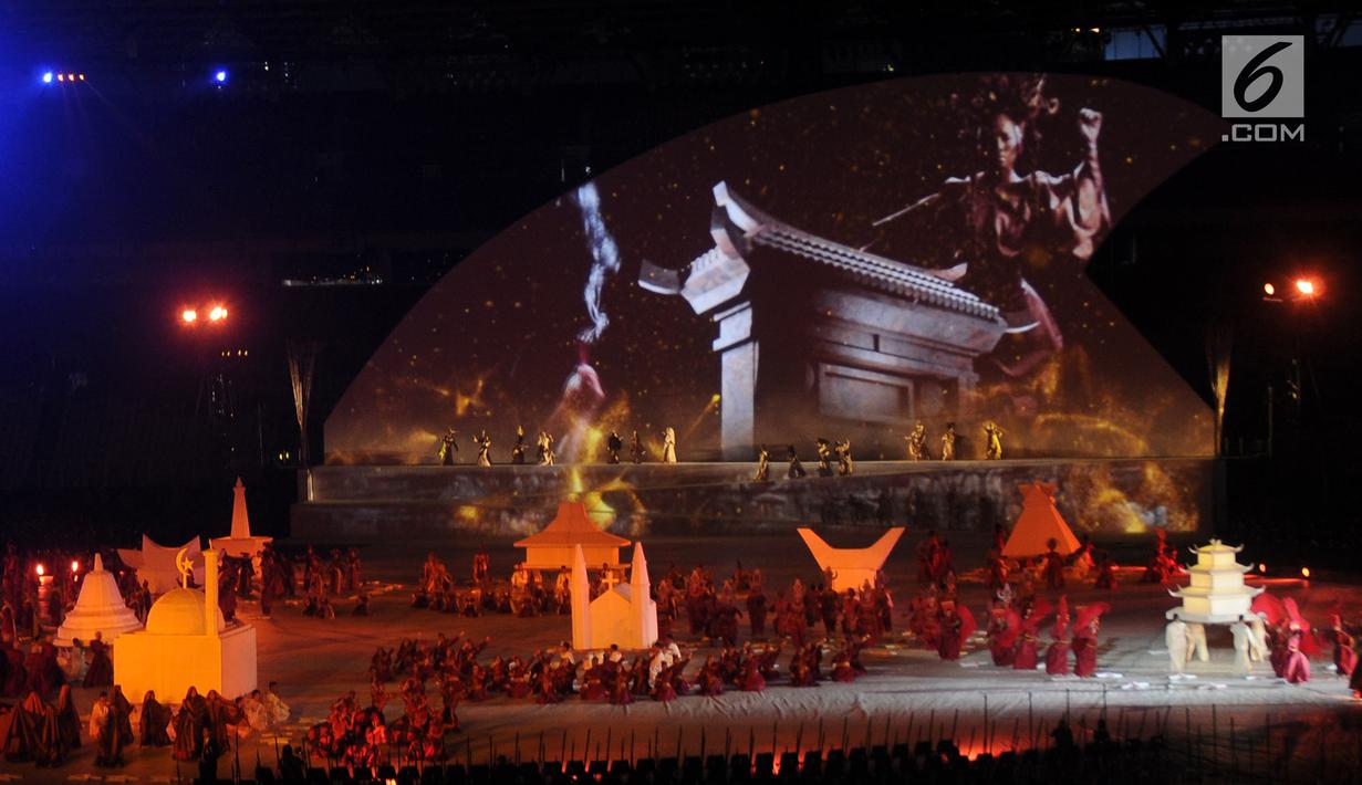 Penari membawakan tarian bertema Keberagaman di Indonesia saat pembukaan Asian Para Games 2018 di Stadion Utama Gelora Bung Karno, Jakarta, Sabtu (6/10). Asian Para Games 2018 berlangsung 6-13 Oktober. (Liputan6.com/Helmi Fithriansyah)