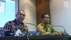 Kepala Perwakilan Ombudsman Jakarta Raya Teguh P Nugroho (kiri) menjelaskan maladministrasi dengan pengabaian kewajiban hukum mengenai pakaian tahanan dan borgol serta penggunaan alat komunikasi yang terjadi pada Idrus Marham kepada wartawan di Jakarta, Rabu (3/7/2019). (Liputan6.com/Angga Yuniar)