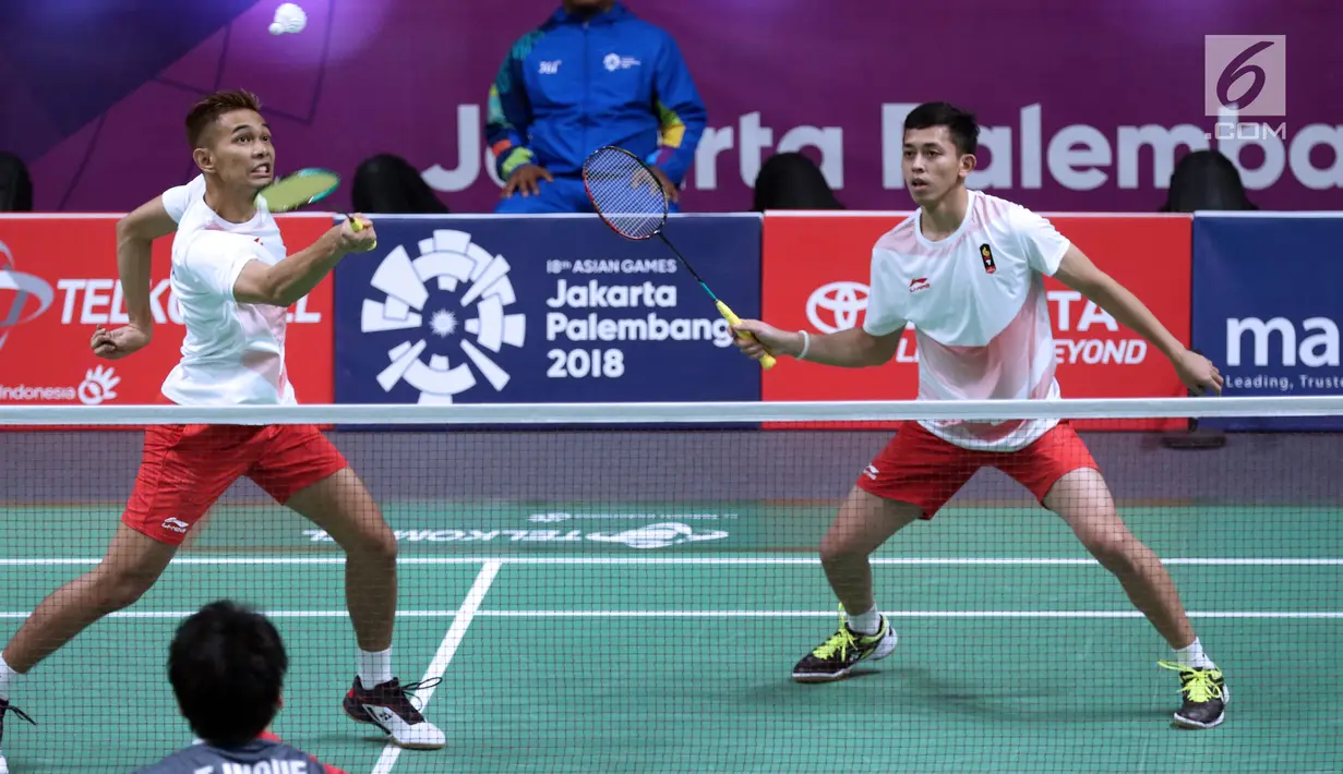 Ganda putra Indonesia, Fajar Alfian/M Rian Ardianto mengembalikan kok ke arah pemain Jepang, Takuto Inoue/Yuki Kaneko pada semifinal Bulutangkis Beregu Putra Asian Games 2018 di Jakarta, Selasa (21/8). (Liputan6.com/Helmi Fithriansyah)