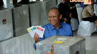 Usai mencoblos Mantan KSAD Jenderal Purn Pramono Edhie Wibowo memamerkan surat suaranya kepada para wartawan di TPS 006 Nagrak Gunung Putri Bogor pada Rabu (9/4/14)(Liputan6.com/Helmi Fithriansyah)