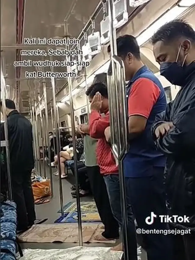Tetap Tunaikan Ibadah, Para Penumpang Ini Sholat Berjamaah di Dalam Kereta