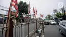 Bendera beserta tiangnya kemudian dimasukkan ke mobil Satpol PP untuk dibawa. (Liputan6.com/Faizal Fanani)