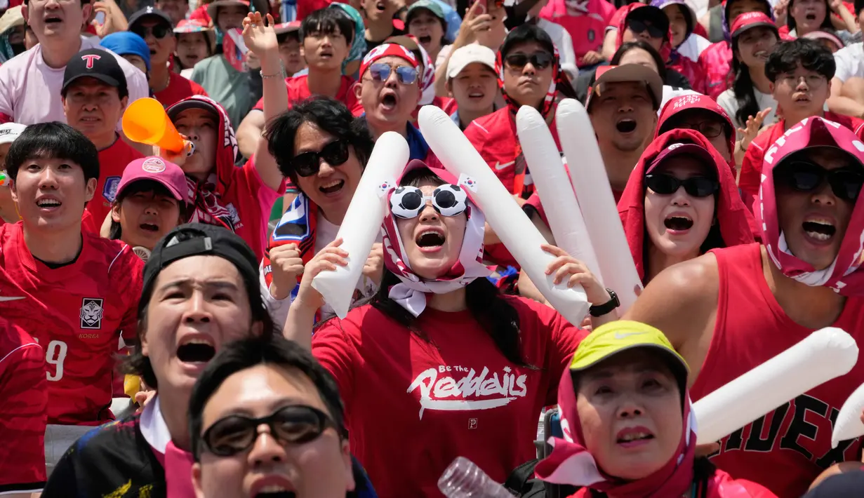 Reaksi penggemar sepak bola Korea Selatan selama pertandingan sepak bola Piala Dunia Grup A antara Korea Selatan dan Ceko di Meksiko, di tempat tontonan publik di Seoul, Korea Selatan, Jumat 12 Juni 2026. (AP Photo/Ahn Young-joon)