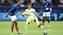 Gelandang Prancis #12 Enzo Millot (Kiri) menggenggam jersey gelandang Spanyol #14 Aimar Oroz pada laga final sepak bola Olimpiade 2024 di stadion Parc des Princes, Jumat (9/8/2024). (Jonathan NACKSTRAND / AFP)