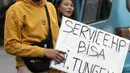 Penjual jasa perbaikan telepon genggam menawarkan jasa di pinggir jalan Mayjen Sutoyo depan Mall Pusat Grosir Cililitan (PGC), Jakarta, Rabu (14/7/2021). Imbas dari penutupan Mall PGC selama PPKM Darurat Jawa-Bali, mereka terpaksa menawarkan jasa di pinggir jalan. (Liputan6.com/Helmi Fithriansyah)