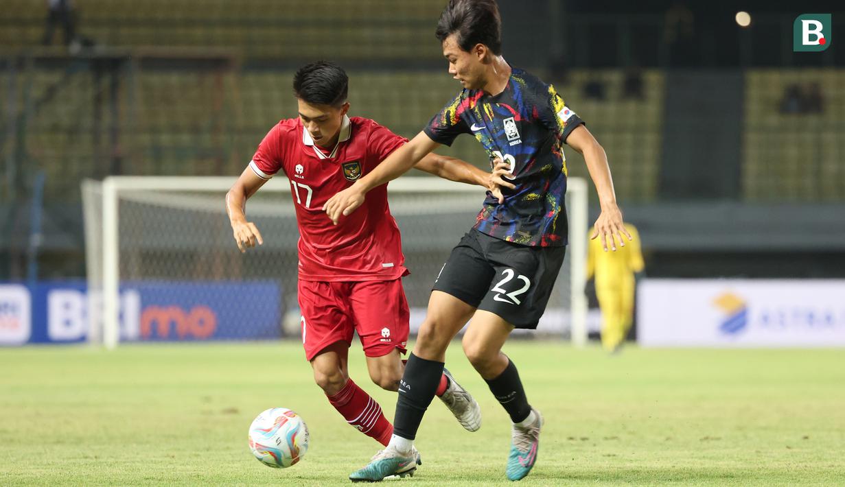 <p>Pemain Timnas Indonesia U-17, Ji Da Bin (kiri), mengontrol bola dibayangi pemain&nbsp;Timnas Korea Selatan U-17, Cha Jehoon, dalam pertandingan uji coba yang berlangsung di Stadion Patriot Candrabhaga, Bekasi, Rabu (30/8/2023). (Bola.com/Abdul Aziz)</p>