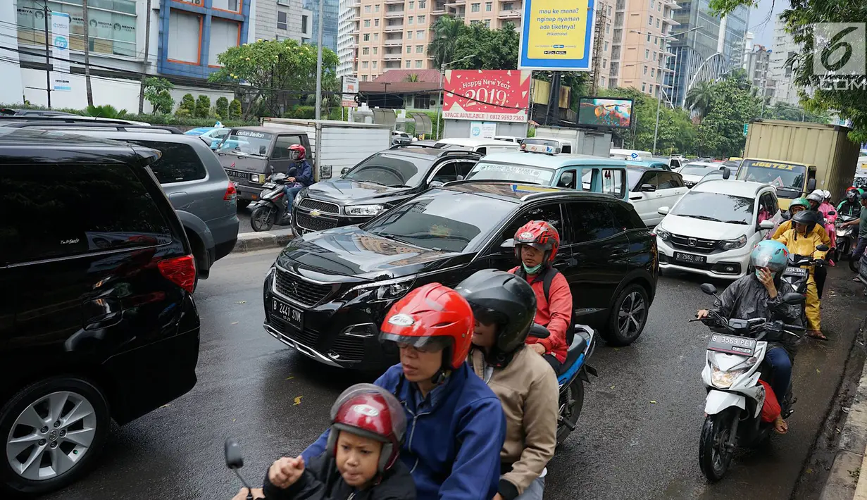 Kendaraan terjebak kemacetan saat melintas di sekitar TPU Karet Bivak, Jakarta, Sabtu (4/5). Ramainya warga yang berziarah jelang Ramadan menimbulkan kemacetan di kawasan tersebut akibat banyak parkir liar serta warga yang berlalu lalang. (Liputan6.com/Immanuel Antonius)