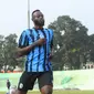 Charles Lokolingoy saat latihan bersama Arema FC. (Bola.com/Iwan Setiawan)