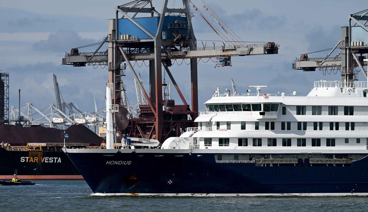Kapal pesiar MV Hondius yang terdampak Hantavirus berlayar di lepas pantai Belanda saat mendekati pelabuhan Rotterdam pada Senin 18 Mei 2026. (NICOLAS TUCAT/AFP)