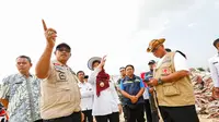 Pj Gubernur Jawa Tengah, Nana Sudjana meninjau kondisi banjir di Kecamatan Karanganyar, Kabupaten Demak, Jumat (16/2/2024). (Foto: Istimewa)