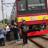 Sejumlah penumpang KRL Commuter Line terpaksa berjalan kaki menuju Stasiun Bojonggede, Bogor, Jawa Barat, Minggu (4/8/2019). Padamnya listrik di wilayah Jabodetabek mengakibatkan perjalanan KRL Commuter Line terhenti. (Liputan6.com/Helmi Fithriansyah)