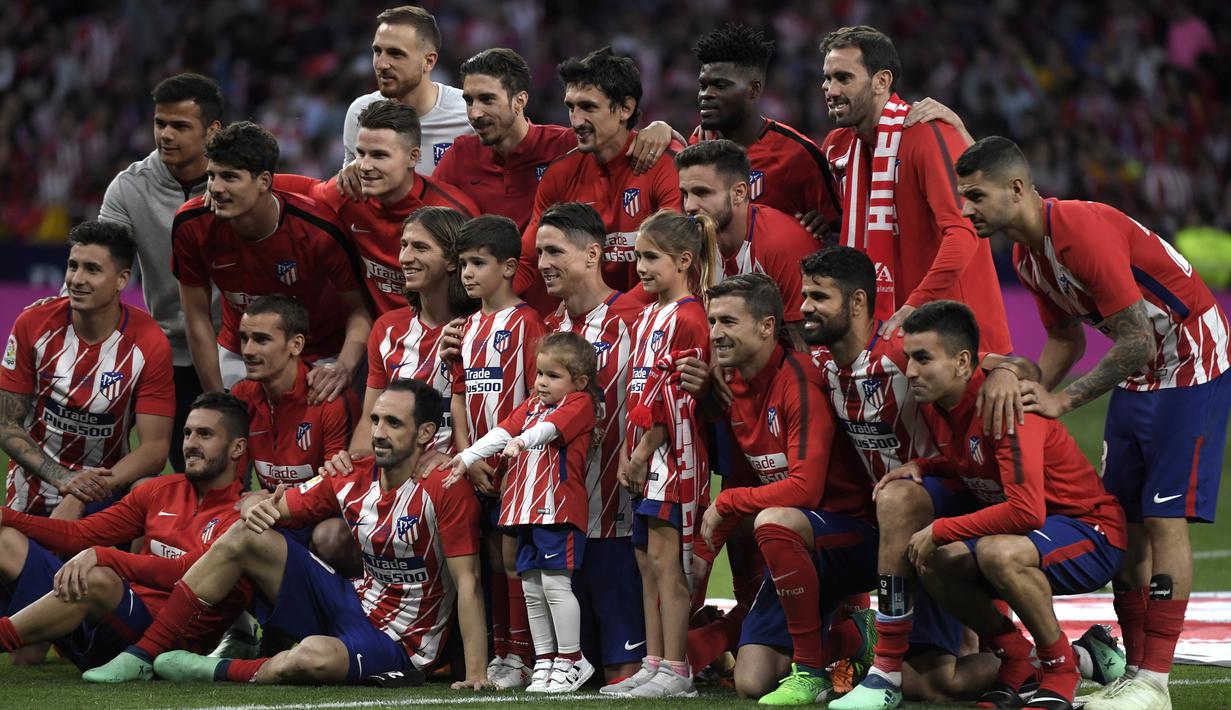 Striker Atletico Madrid, Fernando Torres, foto bersama usai melawan Eibar pada laga La Liga Spanyol di Stadion Wanda Metropolitano, Madrid, Minggu (20/3/2018). Laga ini merupakan yang terakhir bagi Torres bersama Atletico. (AFP/Gabriel Bouys)