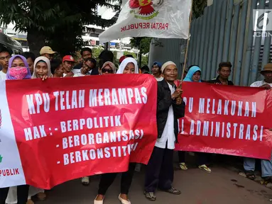 Massa dari Partai Republik membentangkan spanduk dalam unjuk rasa di depan Gedung Bawaslu RI, Jakarta, Kamis (8/3). Mereka menuntut agar Bawaslu meloloskan Partai Republik sebagai partai peserta pemilu tahun 2019 mendatang. (Liputan6.com/Johan Tallo)