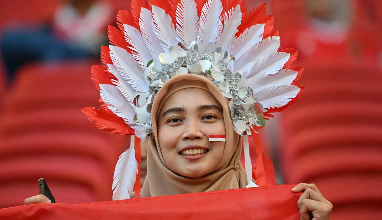 Seorang suporter timnas Indonesia sesaat sebelum menyaksikan pertandingan sepak bola Grup D Piala Asia Qatar 2023 antara Jepang dan Indonesia di Stadion al-Thumama di Doha pada 24 Januari 2024. (HECTOR RETAMAL/AFP)