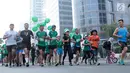 Para peserta mengikuti latihan lari bersama sebagai bentuk persiapan menjelang MILO Jakarta Interanational 10K di Jakarta, Minggu (13/5) (Liputan6.com/Pool/Rizky)