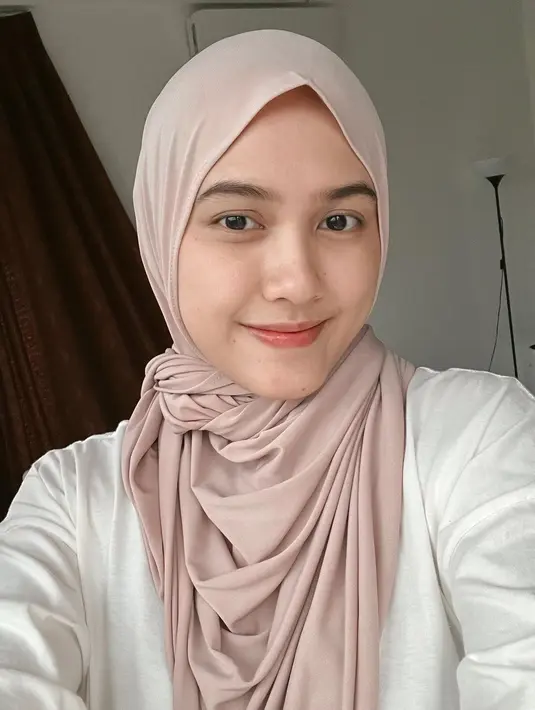 Wajahnya tampak awet muda, wanita kelahiran 25 Desember 1991 ini tidak terlihat seperti ibu dua anak. Annissa Soebandono tampak seperti remaja berusia 17 tahun dengan senyum tipis yang dipamerkannya. Tidak kalah memesona dari sang kakak, tak heran jika pesona yang dipancarkan oleh adik Alyssa Soebandono ini bikin pangling. (Liputan6.com/IG/@annissanns)