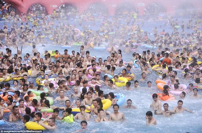 Ribuan orang memadati kolam renang di Chongqing | Photo: Copyright asiantown.net