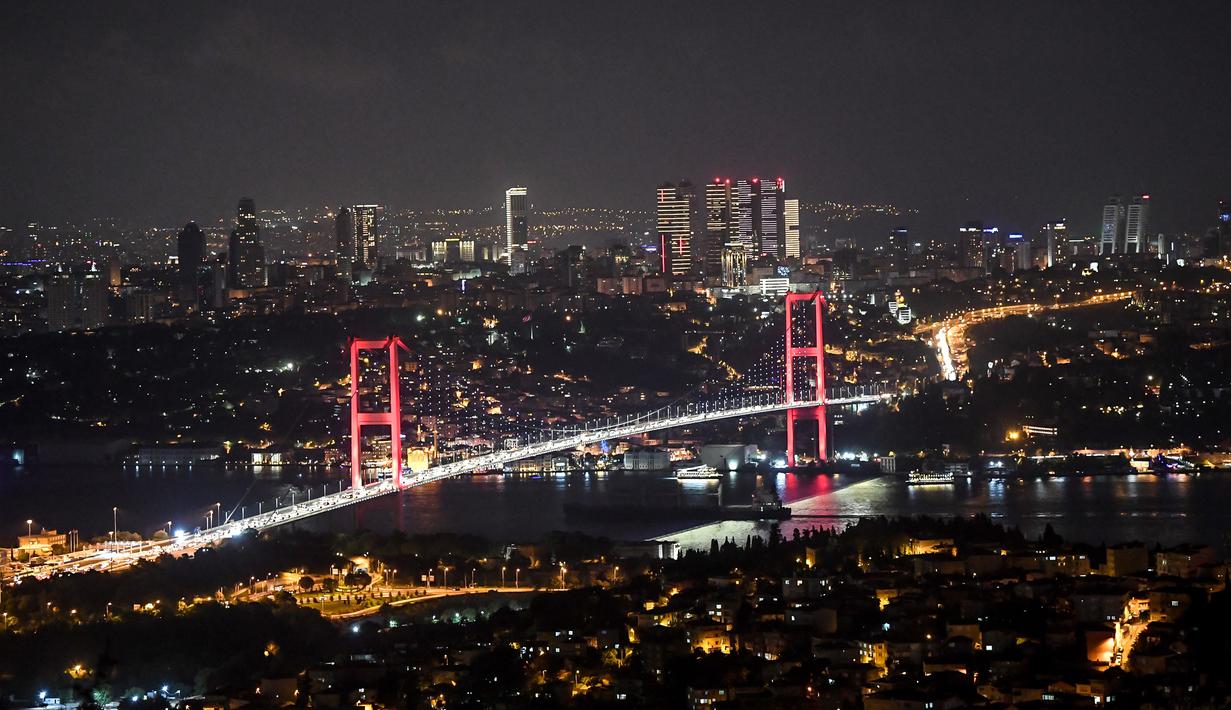 Foto Pemandangan Menawan Jembatan Bosphorus Di Malam Hari