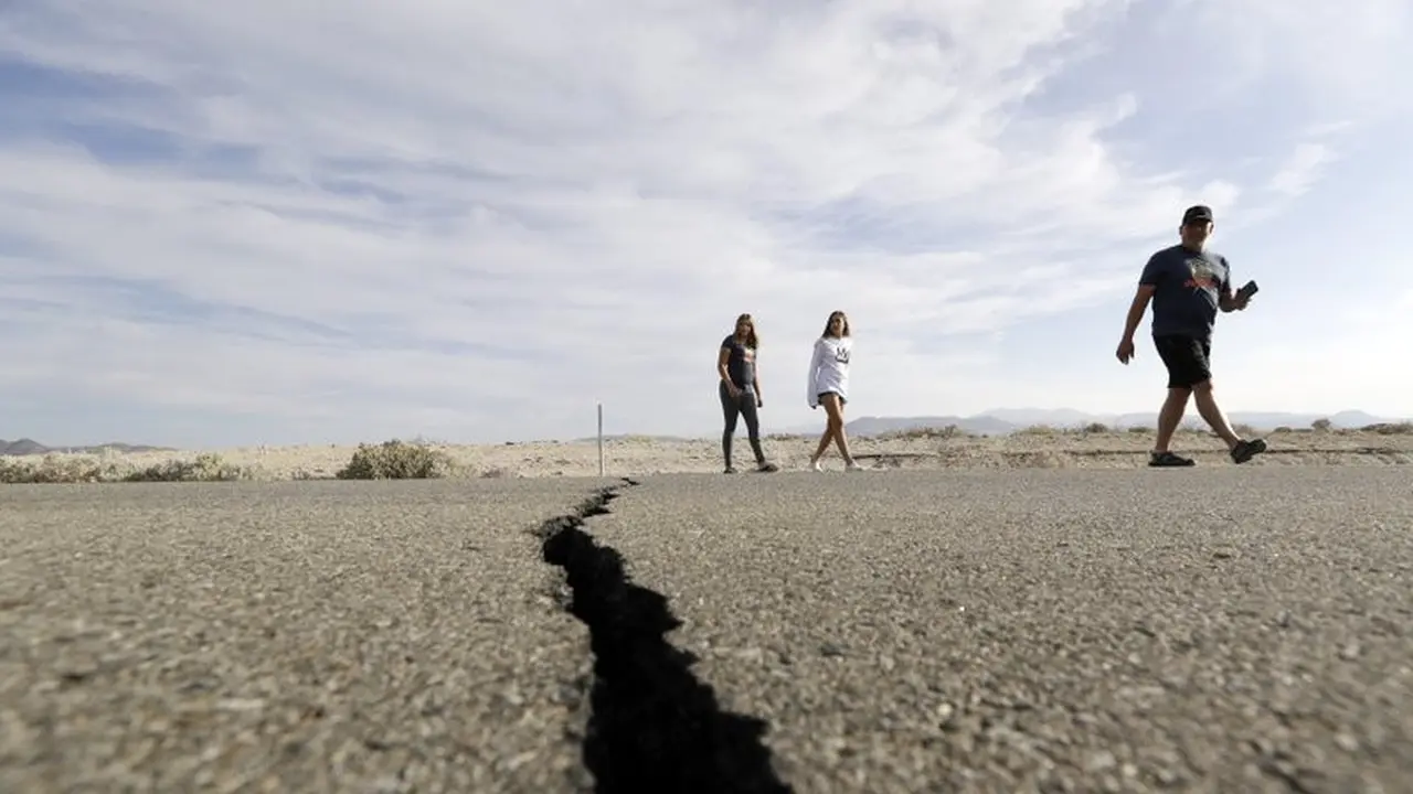 Jalan retak akibat gempa di California selatan akhir pekan lalu (Marcio Jose Sanchez / AP PHOTO)